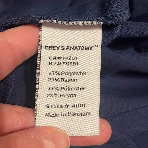 EUC Women’s Greys Anatomy classic scrub top, size small - Picture 6 of 6